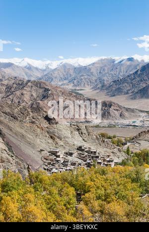 Valle del fiume Indo vista dal monastero buddista tibetano di Hemis, dalla regione del Ladakh, dallo stato di Jammu e Kashmir, dall'India, dall'Asia Foto Stock