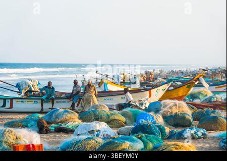 Canoe da pesca a Marina Beach, Baie of Bengal, Chennai (Madras), Coromandel Coast, Tamil Nadu, India meridionale, Asia Foto Stock