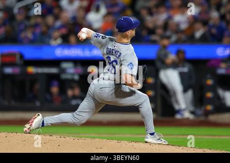Il lanciatore di rilievo dei Los Angeles Dodgers Jack Dreyer n. 86 lancia durante il settimo inning di una partita di baseball contro i New York Mets al Citi Field di Corona, N.Y., domenica 25 maggio 2025. (Foto: Gordon Donovan) Foto Stock