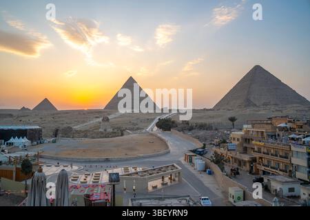 Vista delle piramidi di Giza dalla terrazza sul tetto al tramonto, il Cairo, l'Egitto, l'Africa Foto Stock
