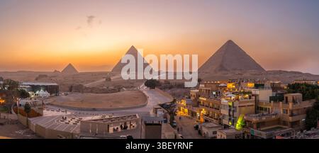 Vista delle piramidi di Giza dalla terrazza sul tetto al crepuscolo, il Cairo, l'Egitto, l'Africa Foto Stock