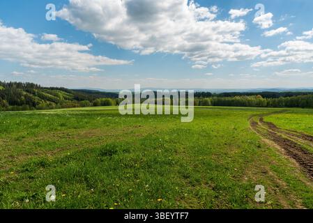 Paesaggio collinare primaverile vicino alla collina di Vysoky kamen, sulle montagne di Krusne hory, al confine ceco-tedesco Foto Stock