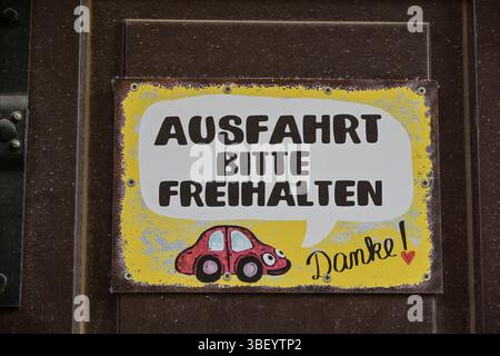Schild, Ausfahrt bitte freihalten Foto Stock