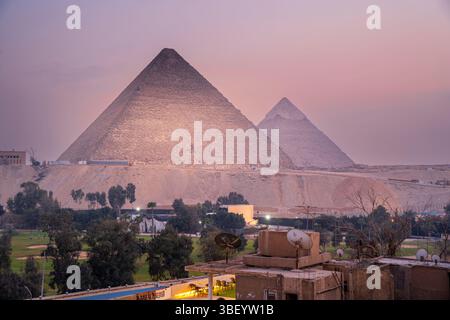 Vista delle piramidi di Giza dalla terrazza sul tetto durante l'ora d'oro, Giza, il Cairo, l'Egitto, l'Africa Foto Stock