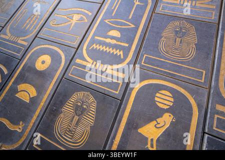 Vista dei geroglifici all'esterno del Grand Egyptian Museum (GEM), il Cairo, l'Egitto, l'Africa Foto Stock