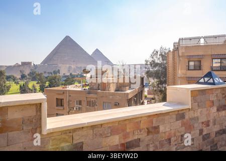 Vista delle piramidi di Giza dalla terrazza sul tetto dell'hotel, il Cairo, l'Egitto, l'Africa Foto Stock