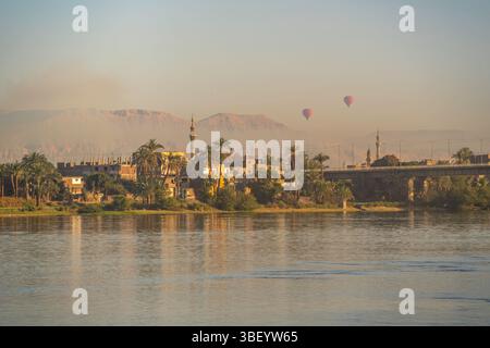 Vista delle mongolfiere e dei riflessi sul Nilo all'alba presso al Daba 'Eya vicino a Luxor, Luxor, Egitto, Africa Foto Stock