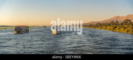 Vista delle barche da crociera da una nave vicino al Dababia sul Nilo, Luxor, Egitto, Africa Foto Stock
