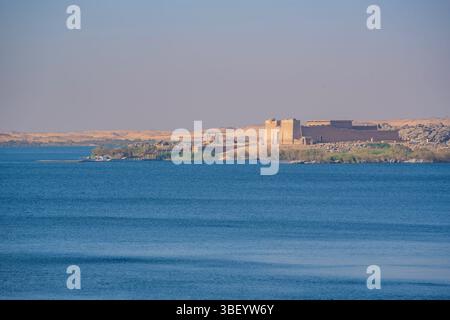 Vista del lago Nasser dalla diga di Assuan in una giornata di sole, Assuan, Egitto, Africa Foto Stock