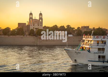 Vista delle barche da crociera da una barca vicino a Esna sul Nilo al tramonto, Esna, Egitto, Africa Foto Stock