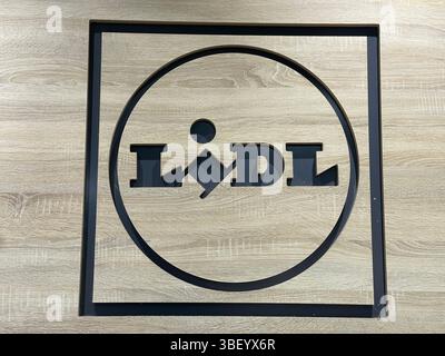 Logo Lidl, dettagli di design all'interno del negozio spagnolo Foto Stock