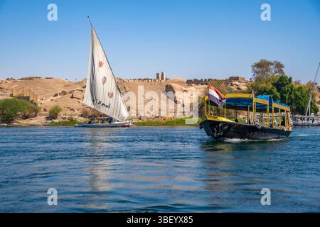 Vista della feluca e della piccola barca sul Nilo da una piccola imbarcazione ad Assuan, Assuan, Nubia, Egitto, Nord Africa, Africa Foto Stock