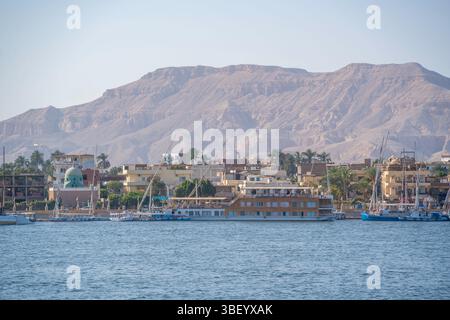 Vista del Nilo a Luxor in una giornata di sole, Luxor, Egitto, Africa Foto Stock