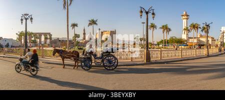 Vista del Tempio di Luxor dalla Piazza del Tempio di Luxor in una giornata di sole, Luxor, Egitto, Africa Foto Stock
