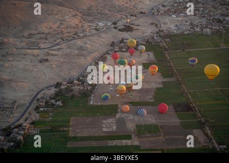 Vista di altre mongolfiere da una mongolfiera su Luxor all'alba, Luxor, Egitto, Africa Foto Stock