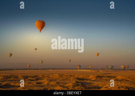 Vista di altre mongolfiere da una mongolfiera su Luxor all'alba, Luxor, Egitto, Africa Foto Stock