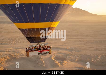 Vista di un'altra mongolfiera da una mongolfiera su Luxor all'alba, Luxor, Egitto, Africa Foto Stock