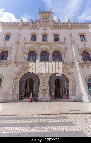 Vista della facciata ornata della stazione ferroviaria di Rossio nel centro di Lisbona, Lisbona, Portogallo, Europa Foto Stock