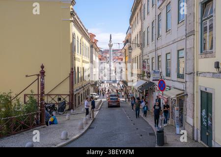 Vista della colonna di re Pietro IV a Praca do Rossio nel centro di Lisbona, Lisbona, Portogallo, Europa Foto Stock