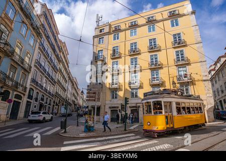 Vista del tram d'epoca ad Alfama, quartiere di Alfama, Lisbona, Portogallo, Europa Foto Stock