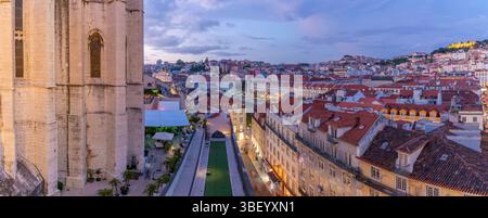 Vista dei tetti della città e del Museo Archeologico Carmo dall'ascensore di Santa Justa al tramonto, Lisbona, Portogallo, Europa Foto Stock