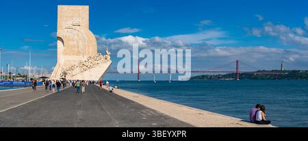 Vista del Monumento alle scoperte (Padrao dos Descobrimentos) e del Ponte del 25 aprile in una giornata di sole, Lisbona, Portogallo, Europa Foto Stock