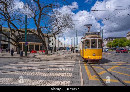 Vista del tram giallo d'epoca a PC Duque da Terceira in una giornata di sole, Lisbona, Portogallo, Europa Foto Stock
