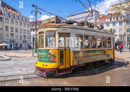 Vista di un tram d'epoca a PC Duque da Terceira in una giornata di sole, Lisbona, Portogallo, Europa Foto Stock