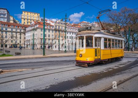 Vista di un tram d'epoca a PC Duque da Terceira in una giornata di sole, Lisbona, Portogallo, Europa Foto Stock