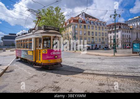 Vista di un tram d'epoca a PC Duque da Terceira in una giornata di sole, Lisbona, Portogallo, Europa Foto Stock