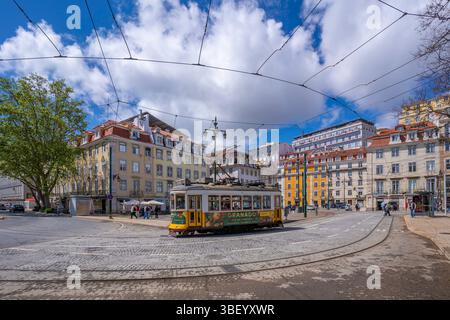 Vista di un tram d'epoca a PC Duque da Terceira in una giornata di sole, Lisbona, Portogallo, Europa Foto Stock