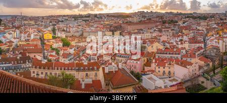 Vista panoramica di Lisbona da Miradouro da Senhora do Monte punto panoramico al tramonto nel quartiere di Alfama, Lisbona, Portogallo, Europa Foto Stock