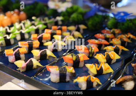 Un piatto ben organizzato di sushi assortiti di maki, con una selezione colorata e deliziosa perfetta per gli amanti del sushi. Alta qualità Foto Stock