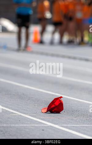 Tappo rosso adagiato sulla pista da corsa Foto Stock
