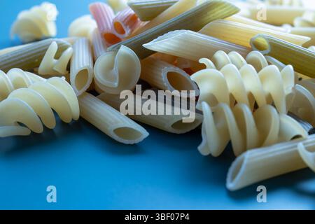 Forme di pasta secca assortite su blu Foto Stock
