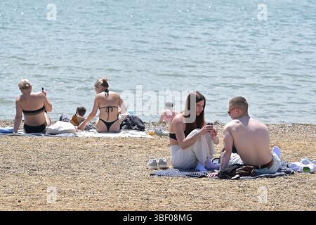 Southend on Sea Essex, Regno Unito. 30 maggio 2025. I visitatori dell'Essex Seaside City Southend on Sea potranno sfruttare al meglio il ritorno del bel tempo e la promessa di un fine settimana caldo alla fine delle scuole a metà mandato e di dare il benvenuto all'inizio dell'estate meteorologica. Crediti: MARTIN DALTON/Alamy Live News Foto Stock
