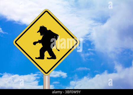 Cartello di passaggio con sfondo giallo e bordo nero con un troll nero al centro. Foto Stock