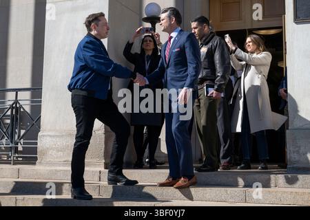 Il Segretario alla difesa Pete Hegseth stringe la mano a Elon Musk mentre esce dal Pentagono, Washington, D.C., 21 marzo 2025. (Foto DOD di Madelyn Keech, Senior Airman dell'aeronautica militare statunitense) Foto Stock