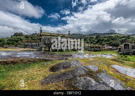 Lindoso, Portogallo 2 maggio 2024: Penedas Geres NP - questi piccoli granai di pietra sono stati utilizzati per immagazzinare e essiccare grano e mais per centinaia di anni. Foto Stock