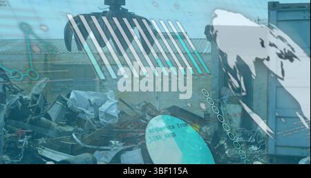 L'artiglio della gru meccanica sospeso si sposta sopra il cumulo di rottami nel deposito di rottami, con sovrapposizione dei dati digitali Foto Stock