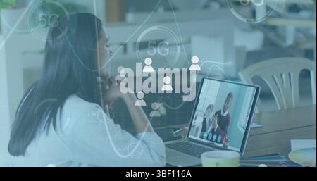 Immagine di grafici, 5g e icone sulla donna che riceve un'immagine chiamata sul laptop Foto Stock