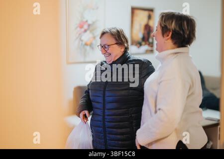 Due donne mature che si godono una calda visita insieme al chiuso Foto Stock