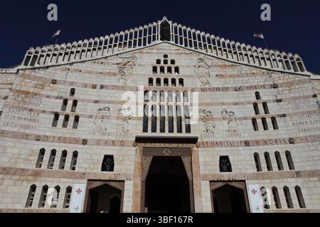 Di fronte alla Chiesa dell'Annunciazione a Nazareth, dove si trovava la casa della Vergine Maria, dove Angelo Gabriele le disse che avrebbe dato alla luce Gesù Cristo. Foto Stock