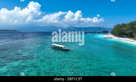 Vista aerea. Vista dall'alto delle piccole barche ormeggiate su una spiaggia. Foto Stock