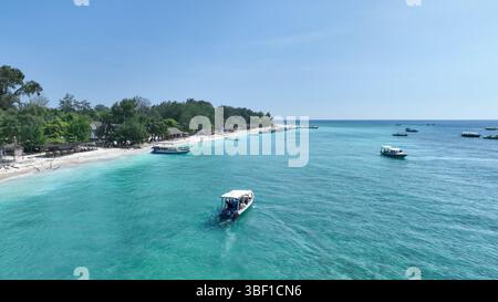 Vista aerea. Vista dall'alto delle piccole barche ormeggiate su una spiaggia. Foto Stock