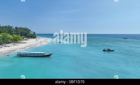 Vista aerea. Vista dall'alto delle piccole barche ormeggiate su una spiaggia. Foto Stock
