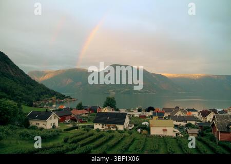 Doppio arcobaleno sul piccolo villaggio costiero norvegese Foto Stock