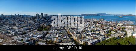 Il paesaggio urbano di San Francisco si estende fino al Golden Gate Bridge e ad Alcatraz, mostrando la sua bellezza urbana e i suoi monumenti iconici. Foto Stock