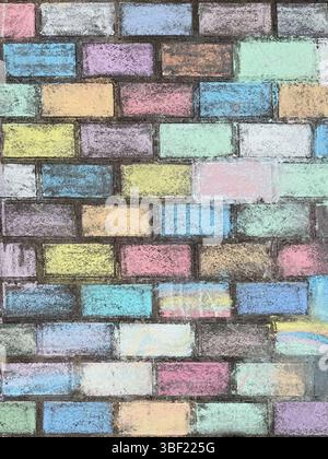 Pareti colorate in gesso create dai bambini delle scuole usando colori pastello Foto Stock