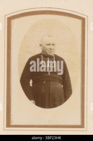 Ritratto di un uomo, questa foto fa parte di un album., fotografia, foto, carte-de-visite, foglio di album, foto, altezza 86 mm, larghezza 55 mm, fotografo, 1860 - 1900, carta fotografica, carta fotografica, cartone, stampa con collodion diurno Foto Stock